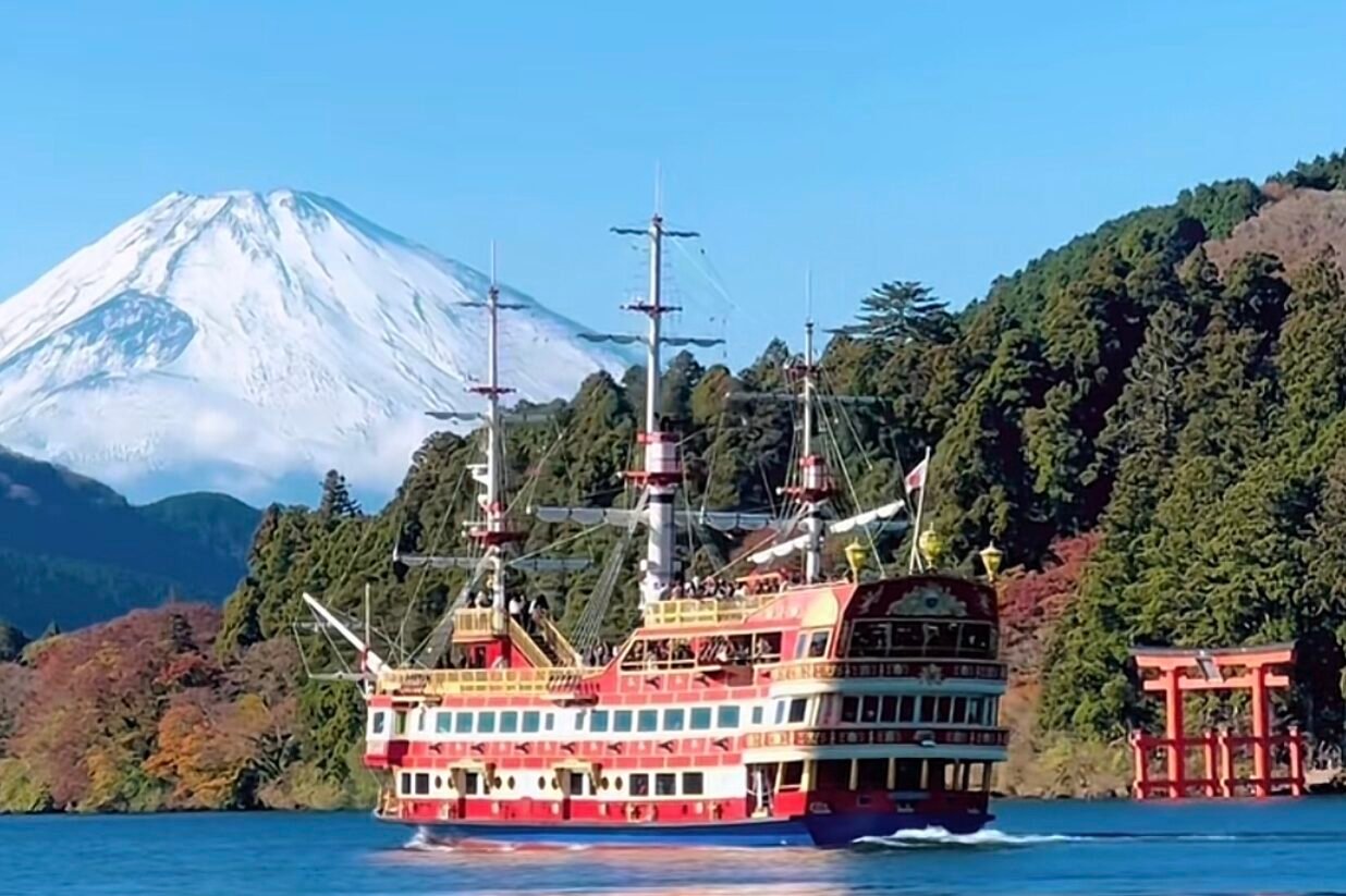 pirate ship quite popular in hakone